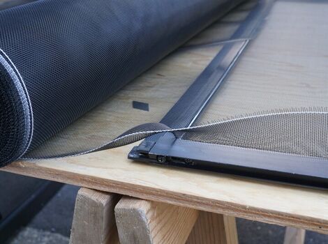 網戸も網目や色の異なる種類がございます